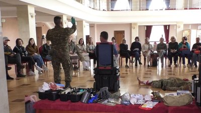 У Черкасах бойовий медик провів тренінг для цивільних