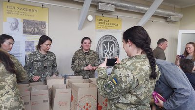 Учасниці акції формують пакунки для прикордонників Учасниці акції формують пакунки для прикордонників