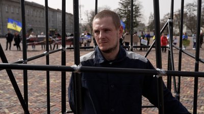 Людина за ґратами та діти, які пишуть листи батькам: у Чернігові пройшла акція на підтримку полонених ЧАЕС Людина за ґратами та діти, які пишуть листи батькам: у Чернігові пройшла акція на підтримку полонених ЧАЕС