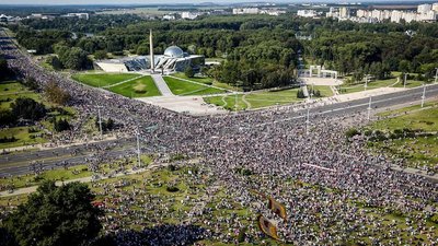 Десятки тисяч протестувальників підійшли до резиденції Лукашенка