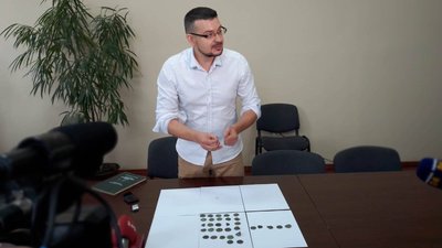 На Житомирщині знайшли 32 срібні монети, викарбуваних більше тисячі років тому (ОНОВЛЮЄТЬСЯ) На Житомирщині знайшли 32 срібні монети, викарбуваних більше тисячі років тому (ОНОВЛЮЄТЬСЯ)