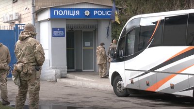 Затримання автобусів під Харковом: поліція відпустила пасажирів, вилучили дубинку
