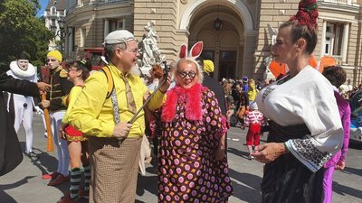 Комедіада-2021: в Одесі стартував парад клоунів та мімів