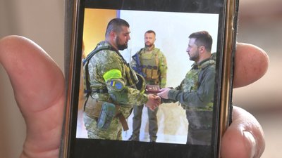 Родина захисника України самотужки відновлює обстріляну росіянами квартиру у Харкові Родина захисника України самотужки відновлює обстріляну росіянами квартиру у Харкові