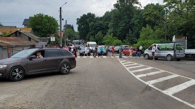 Просять відновити берегоукріплення: на Франківщині люди перекривали дорогу Просять відновити берегоукріплення: на Франківщині люди перекривали дорогу