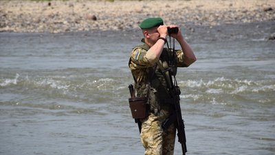 3400 пачок сигарет. На Закарпатті біля кордону з Румунією затримали двох підозрюваних у контрабанді