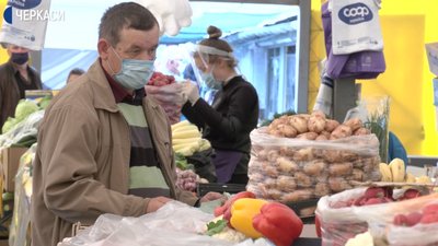 Недотримання дистанції та продавці без рукавичок – результати перевірки смілянського ринку
