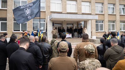 В Ужгороді відкрили меморіальну дошку полеглому захиснику Анатолію Тегзі В Ужгороді відкрили меморіальну дошку полеглому захиснику Анатолію Тегзі