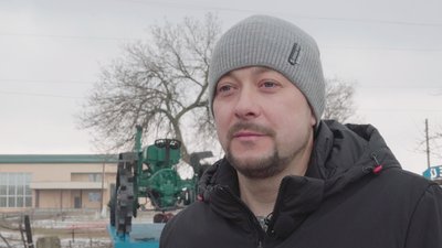 Андрій Тараман працював ветеринаром, але його життя змінив місцевий трактор «Універсал». Саме через нього у Олександро-Калиновому створили музей історії села «Довкілля», фото: Суспільне Андрій Тараман працював ветеринаром, але його життя змінив місцевий трактор «Універсал». Саме через нього у Олександро-Калиновому створили музей історії села «Довкілля», фото: Суспільне
