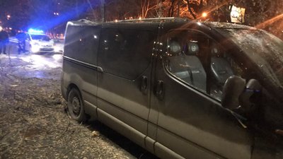 У Харкові жінку затисло в авто повалене дерево