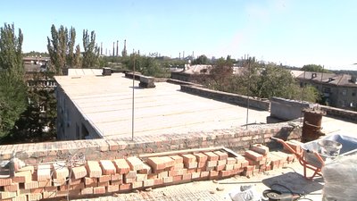 У запорізькому будинку, на даху якого місяць тому сталася пожежа, тривають ремонтні роботи