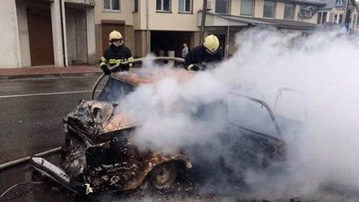 В Озерній на Тернопільщині зранку згорів автомобіль. Рятувальники та поліцейські розслідують В Озерній на Тернопільщині зранку згорів автомобіль. Рятувальники та поліцейські розслідують