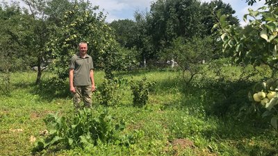 Михайло Паславський у своєму саду
