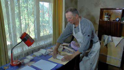 Майстер наносить відбиток за допомогою штампу