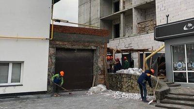 Через сильний вітер на будівництві у Львові обвалилася частина стіни Через сильний вітер на будівництві у Львові обвалилася частина стіни