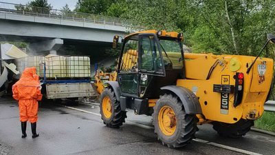 На Харківщині внаслідок ДТП на трасу вилилася кислота — рятувальники відібрали проби повітря