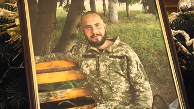 Загинув на Донеччині: у Житомирі попрощалися із військовослужбовцем Денисом Місюрою Загинув на Донеччині: у Житомирі попрощалися із військовослужбовцем Денисом Місюрою