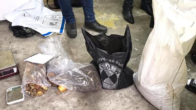 Працівників держпідприємства на Рівненщині підозрюють в нелегальному видобутку бурштину Працівників держпідприємства на Рівненщині підозрюють в нелегальному видобутку бурштину