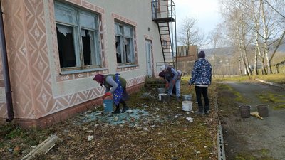 Вибиті вікна і пошкоджена черепиця: жителі Хмельниччини ліквідовують наслідки ракетної атаки Вибиті вікна і пошкоджена черепиця: жителі Хмельниччини ліквідовують наслідки ракетної атаки
