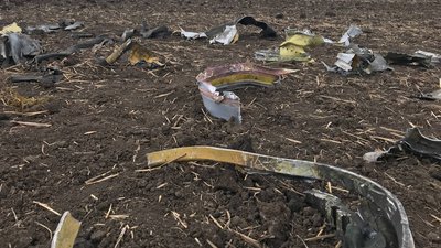 Вирва у полі та осколки ракети: наслідки ракетного удару по Одещині. ФОТО Вирва у полі та осколки ракети: наслідки ракетного удару по Одещині. ФОТО