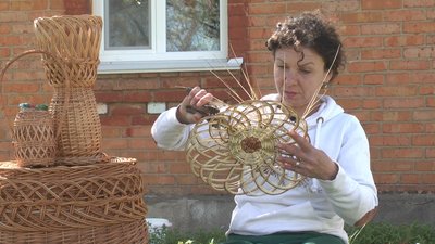 Марія Дівинець прибирає все зайве, вирівнює візерунок і надає виробу форму. Марія Дівинець прибирає все зайве, вирівнює візерунок і надає виробу форму.