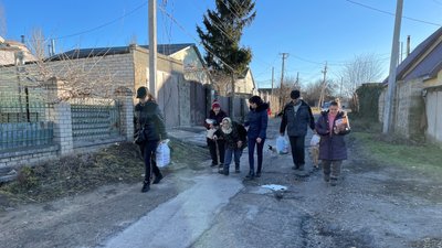 Загиблі на зупинці у Херсоні, обстріли Чорнобаївки та Томиної балки. 364 день війни: хроніка подій Загиблі на зупинці у Херсоні, обстріли Чорнобаївки та Томиної балки. 364 день війни: хроніка подій