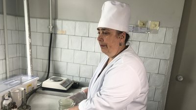 У Житомирі працівниці лабцентру щотижня готують по шість тонн їжі для ЗСУ У Житомирі працівниці лабцентру щотижня готують по шість тонн їжі для ЗСУ