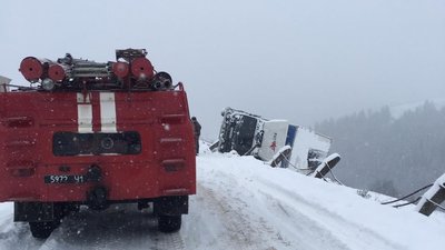 На Прикарпатті автомобілі злітають у кювети. Що кажуть у Службі автодоріг області