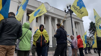 Під Радою проходять три мітинги, між учасниками та поліцією сталися сутички
