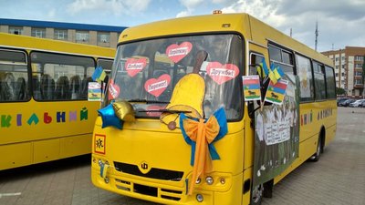 Громадам Луганщини передали 4 нових шкільних автобуси