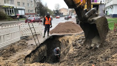 Два каналізаційні колектори через сильні зливи та зсув грунту провалилися у Житомирі