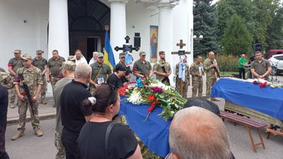 "Це героїчний вчинок": у Полтаві попрощалися із трьома захисниками, які загинули на війні з Росією "Це героїчний вчинок": у Полтаві попрощалися із трьома захисниками, які загинули на війні з Росією