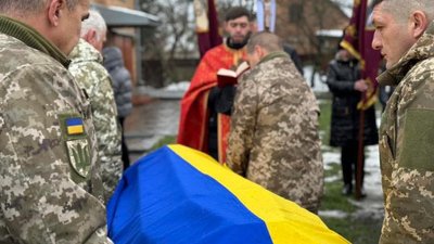 На концерти, благодійні заходи і похорони Героїв. Як мешканка Львівщини шиє прапори На концерти, благодійні заходи і похорони Героїв. Як мешканка Львівщини шиє прапори