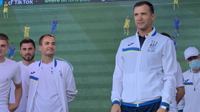 З прапорами та під вигуки "Молодці!": як у "Борисполі" зустрічали збірну України з футболу