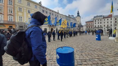 Біля Львівської міської ради вимагали посилити санкції проти партії ОПЗЖ