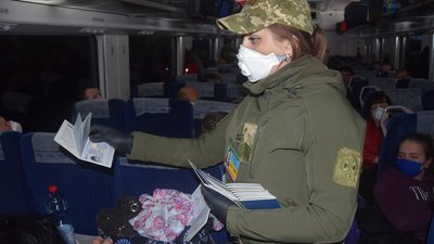 В Україну прибули спецпотяги з Польщі з понад 1000 українців В Україну прибули спецпотяги з Польщі з понад 1000 українців
