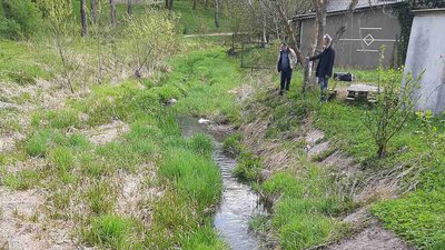 У Калуші шукають джерело забруднення ріки Млинівка У Калуші шукають джерело забруднення ріки Млинівка