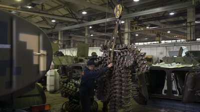 Механіки в танковій майстерні