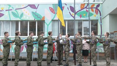 У вишиванках та із синьо-жовтими стрічками: черкаські школярі відзначили День єднання У вишиванках та із синьо-жовтими стрічками: черкаські школярі відзначили День єднання