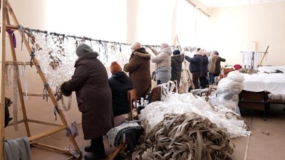 На Вінниччині плетуть маскувальні сітки білого кольору