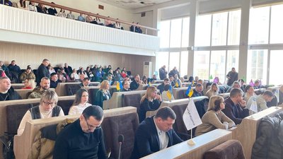 Принесли надгробний хрест: у Черкасах мітингують проти вирубки лісу Принесли надгробний хрест: у Черкасах мітингують проти вирубки лісу
