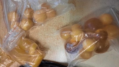 На Житомирщині серед вантажу субстрату торфу прикордонники виявили білоруські сигарети і бурштин На Житомирщині серед вантажу субстрату торфу прикордонники виявили білоруські сигарети і бурштин