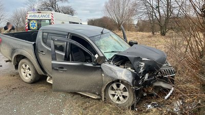 На Львівщині водій позашляховика в'їхав у дерево: двоє травмованих