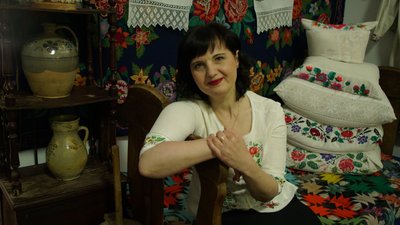 "Вишиванка личить усім". У Кропивницькому в етнолабораторії влаштували фотосесію для кропивничан у вишитих сорочках "Вишиванка личить усім". У Кропивницькому в етнолабораторії влаштували фотосесію для кропивничан у вишитих сорочках