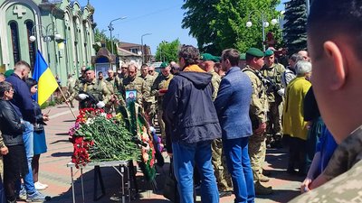 Під звуки сирен: у Черкасах попрощалися із воїнами, які загинули в бою за Попасну Під звуки сирен: у Черкасах попрощалися із воїнами, які загинули в бою за Попасну
