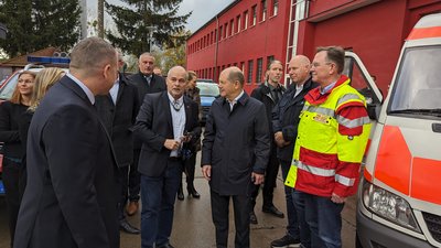 Канцлер Німеччини Шольц передав місту на Буковині 8 машин Канцлер Німеччини Шольц передав місту на Буковині 8 машин