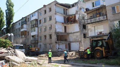 У Миколаєві почали прибирати будівельне сміття, що утворилося через російські обстріли У Миколаєві почали прибирати будівельне сміття, що утворилося через російські обстріли