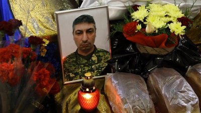 Зустрічали на колінах. У Калуш привезли тіло загиблого героя у російсько-українській війні Зустрічали на колінах. У Калуш привезли тіло загиблого героя у російсько-українській війні