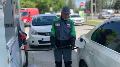 На автозаправках Тернополя люди годинами стоять у чергах На автозаправках Тернополя люди годинами стоять у чергах