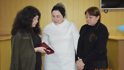 Бійця Олександра Романюка з Дніпропетровщини посмертно нагородили орденом "За мужність" Бійця Олександра Романюка з Дніпропетровщини посмертно нагородили орденом "За мужність"